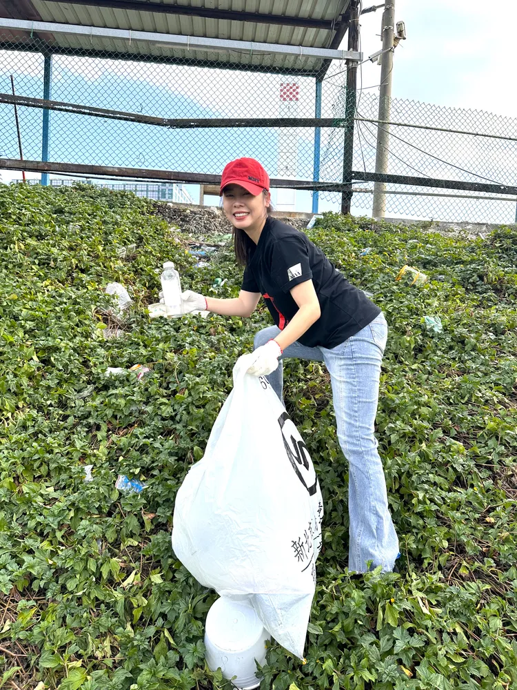 白家綺居中協調淨灘。藝起發光提供