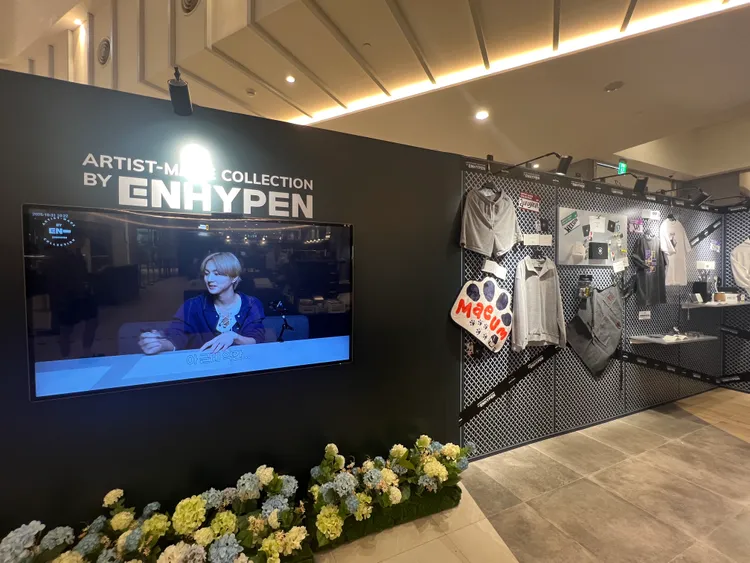 快閃店螢幕上播放ENHYPEN講述設計理念的影片。陳薇安攝