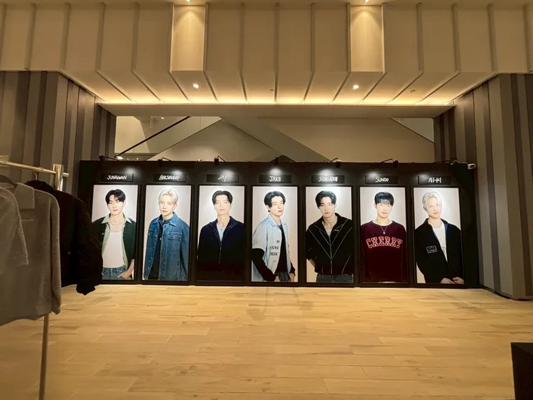 ENHYPEN快闪店今天在南港LaLaport开幕,7名成员背板让粉丝打卡拍照。鑫羿文创提供