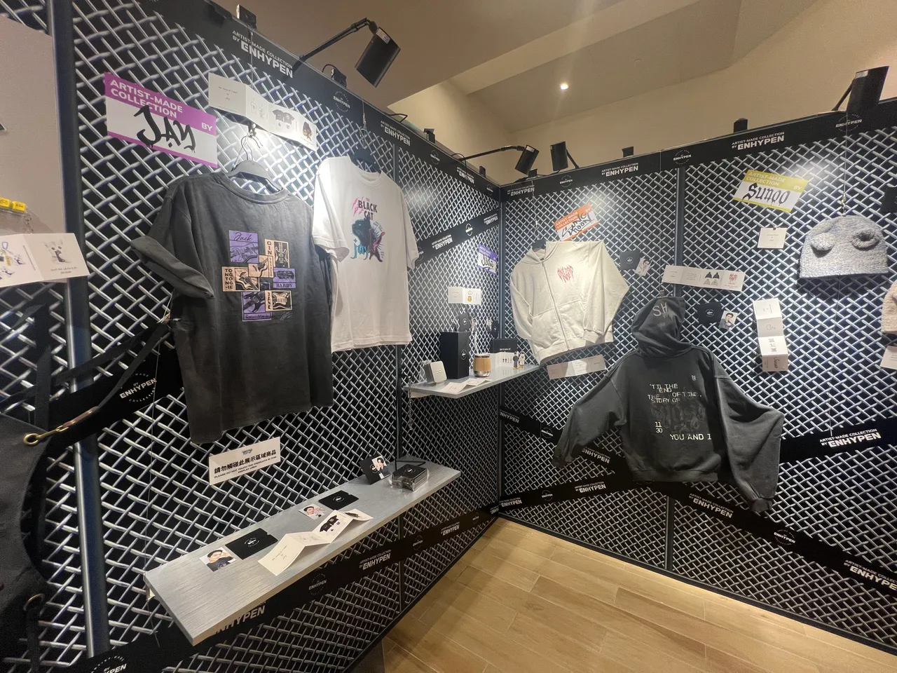 JAY(左)以摇滚黑猫为主题,善禹设计可爱毛帽。陈薇安摄