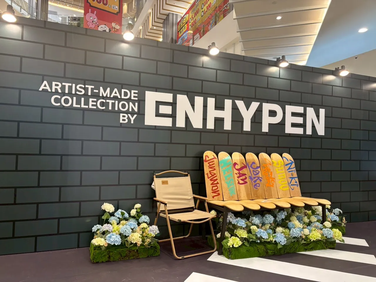 快闪店外有ENHYPEN成员名字的滑板摆设。鑫羿文创提供