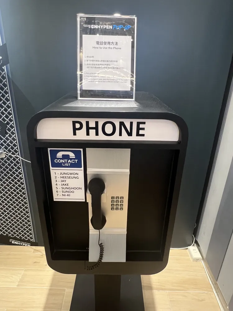 巨型電話可聽到ENHYPEN成員的甜蜜語音訊息。陳薇安攝