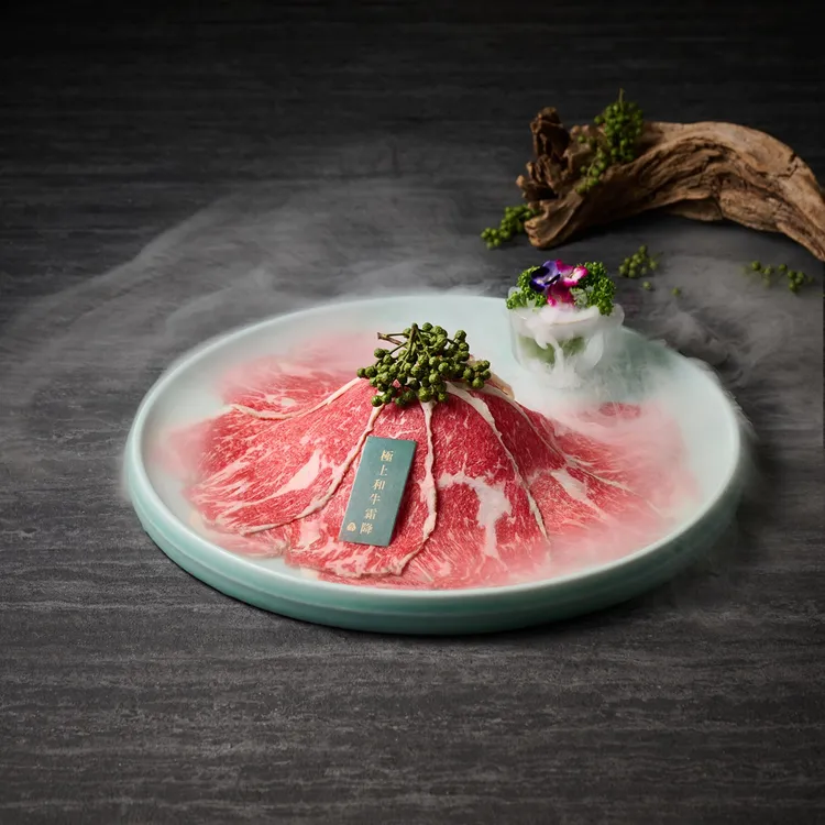 青花驕品牌月開跑，即日起到11/30，單筆消費滿2000元，憑指定畫面贈極上和牛霜降。王品集團提供