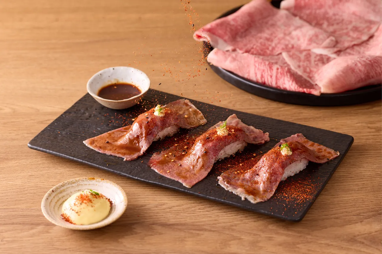 和牛涮辛香炙烧和牛寿司,以关西照烧酱汁为底,佐微辣胡麻酱,温润中带点辛香。王品集团提供