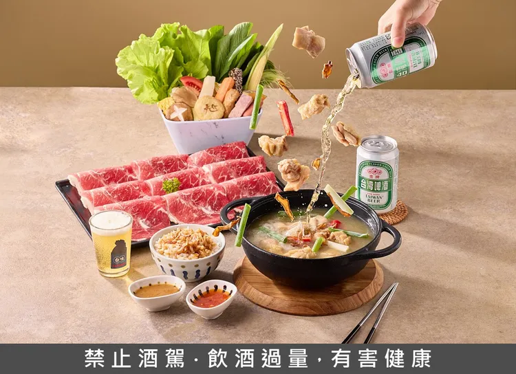 尬鍋端出金牌台啤炒雞火鍋，湯頭甘醇順口帶麥芽香氣、雞肉鮮嫩多汁，涮肉涮海鮮都好吃。王品集團提供