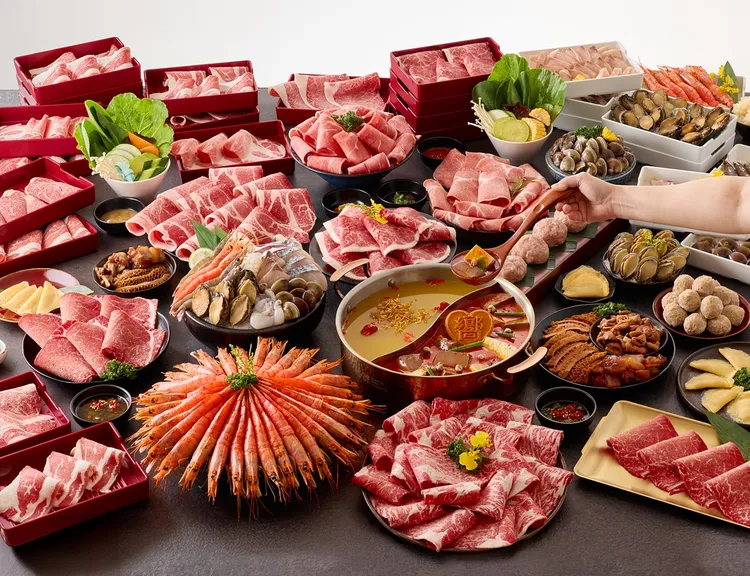 向辣搶連假商機，推出限時好康百元吃辣金，內用單筆消費滿千，即可折抵100元。王品集團提供