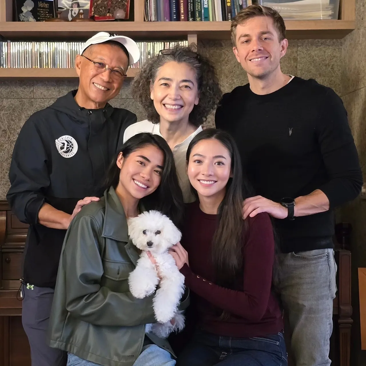 谢沛恩(前排右)不舍爱犬妞妞离世,PO出妞妞和她一家人以及Dana最后同框照。翻摄谢沛恩IG