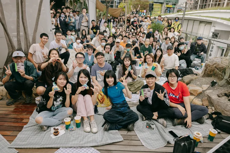 白安寵粉準備野餐墊、餐點一起席地而坐共度午後。相信音樂提供