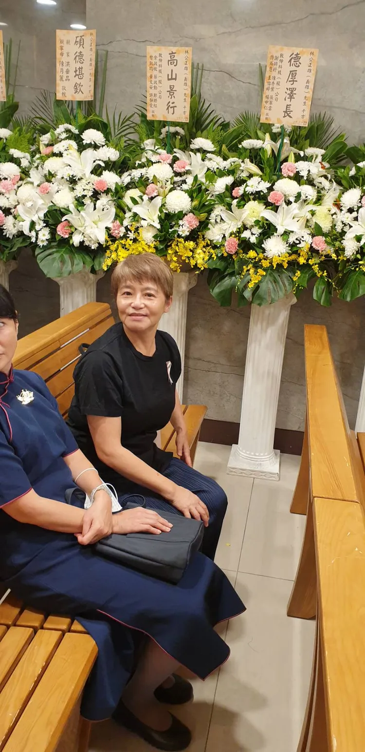 星友黃雅珉（右）到場致哀。張瑞振攝