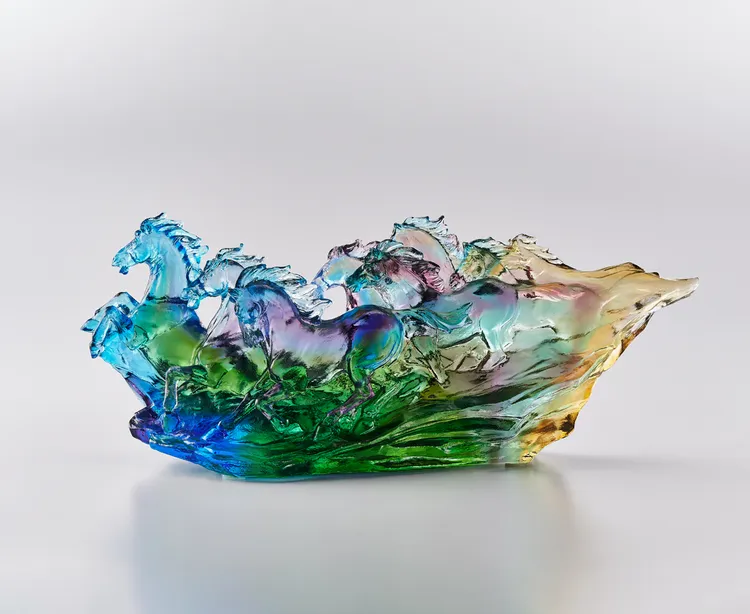 「馭極」系列新作同時亮相，《開勢如城》以馬的姿態與文化寓意為藝術表現。業者提供