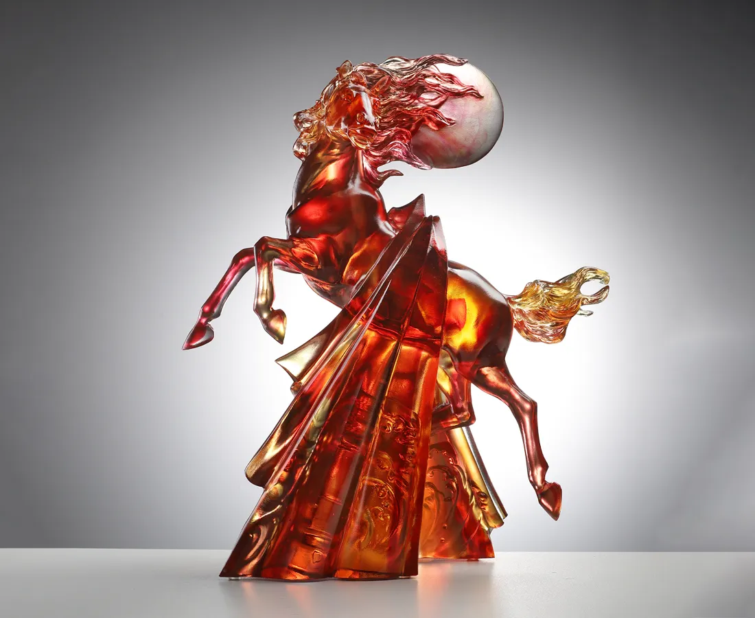 「驭极」生肖马系列作品《万丈光芒》,透过琉璃红琥光彩展现勇敢进取的精神力量。业者提供