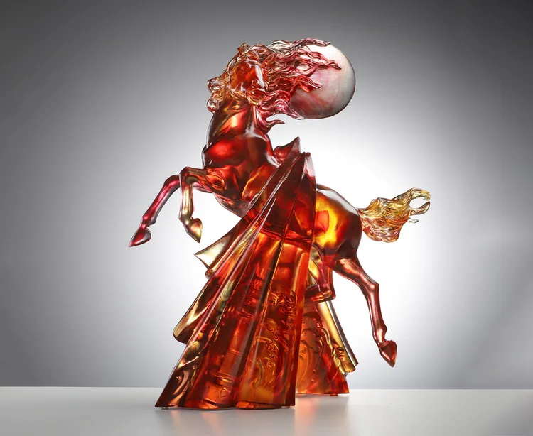 「馭極」生肖馬系列作品《萬丈光芒》，透過琉璃紅琥光彩展現勇敢進取的精神力量。業者提供