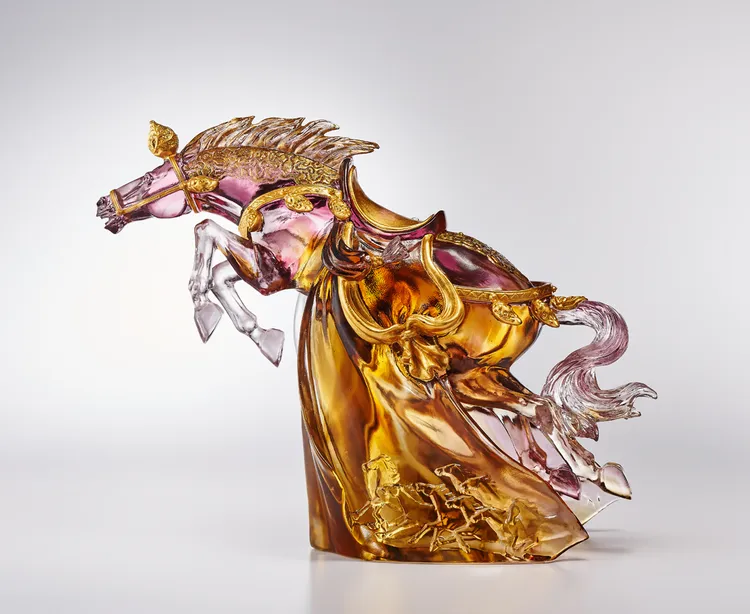 「馭極」系列新作同時亮相，《堅毅非凡》以馬的姿態與文化寓意為藝術表現。業者提供