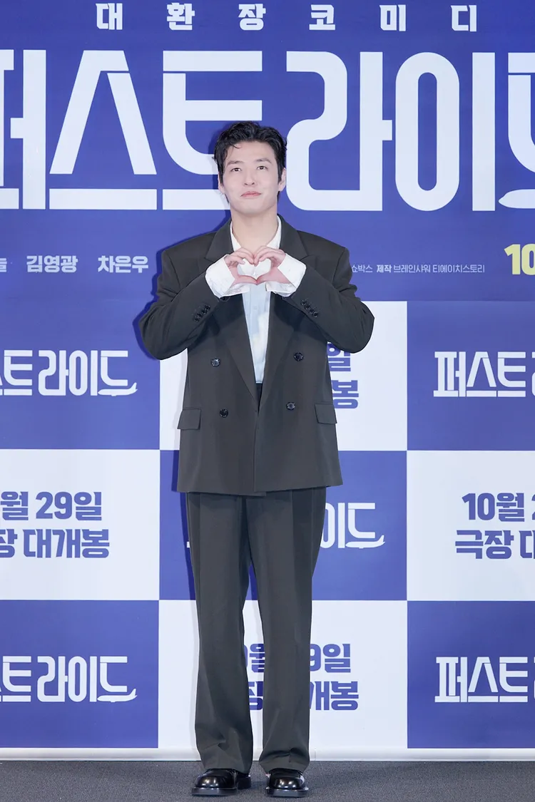 姜河那對於片中穿上制服扮高中生表示抱歉。采昌國際提供