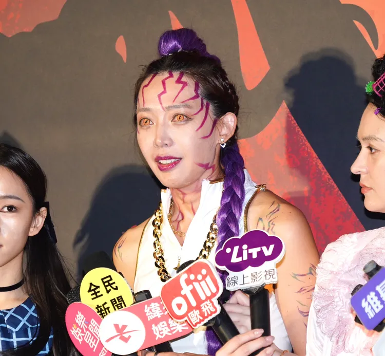 王心恬被問及王子、范姜感情糾紛一臉尷尬，造型近看有點可怕。攝影中心攝