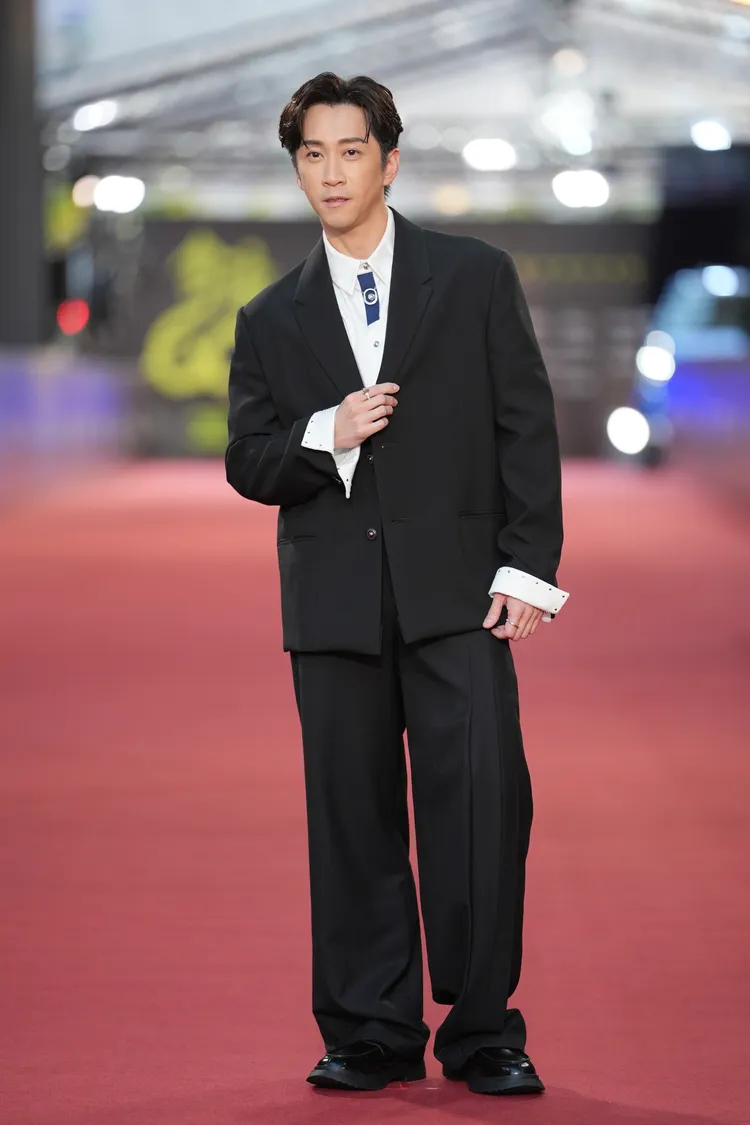 陳漢典以黑白西裝造型走上紅毯。攝影中心攝