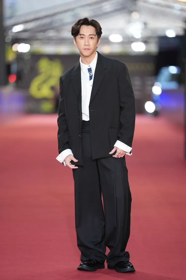 陳漢典以夏姿西裝搭配MIDO腕錶。攝影中心攝