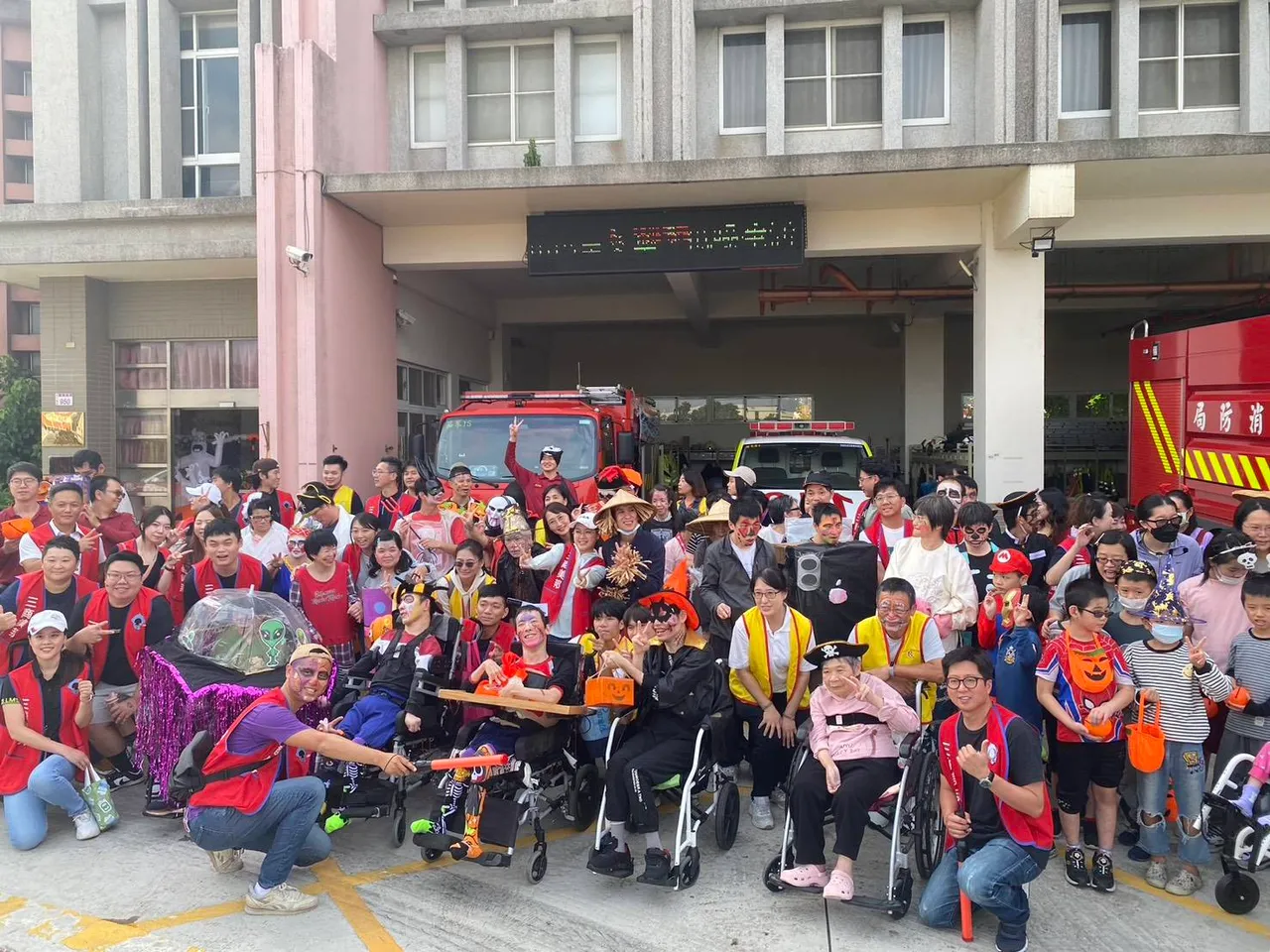 八德教养院院生万圣节踩点茄苳消防分队，温馨互动。茄苳分队提供