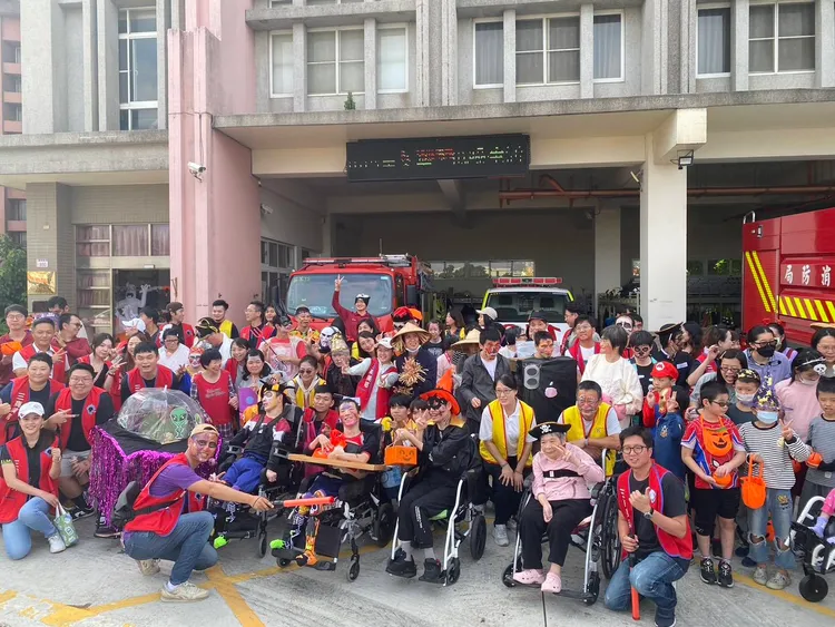 八德教養院院生萬聖節踩點茄苳消防分隊，溫馨互動。茄苳分隊提供
