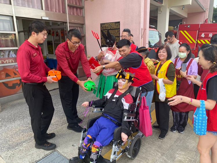 八德教養院院生萬聖節踩點茄苳消防分隊　溫馨互動拉近彼此距離