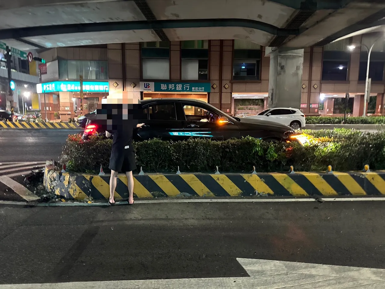 宾士车卡在分隔岛上。警方提供