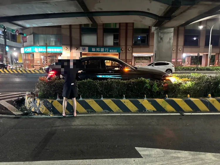 賓士車卡在分隔島上。警方提供