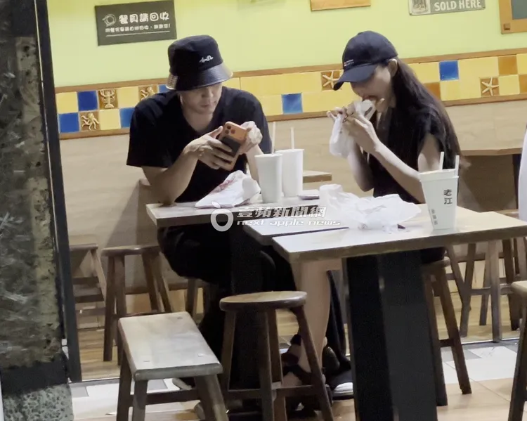 陳零九不停滑手機，啾啾大口吃甜甜圈。特勤中心攝