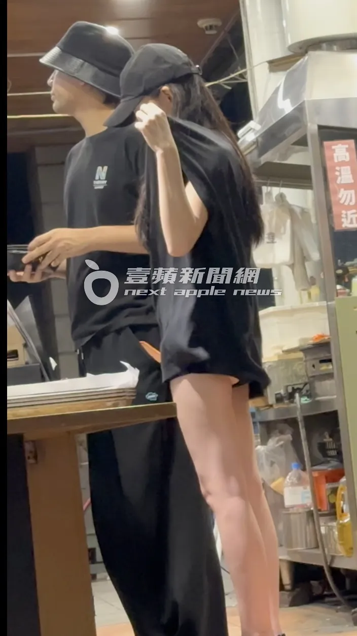 啾啾拉衣搧风,频频露出屁股蛋。特勤中心摄