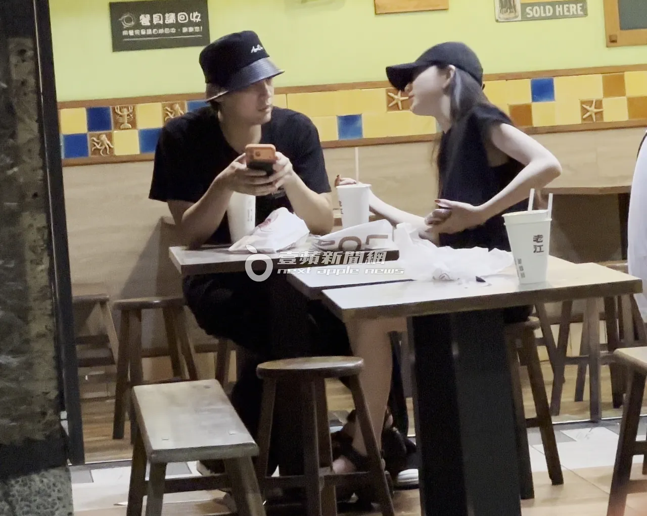 啾啾穿著宽松背心,侧身洞开,里头内衣若隐若现。特勤中心摄