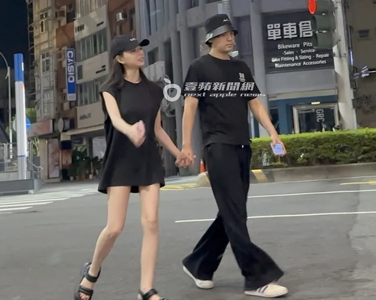 啾啾和陈零九穿黑色情侣装,一路上手牵手有说有笑。特勤中心摄