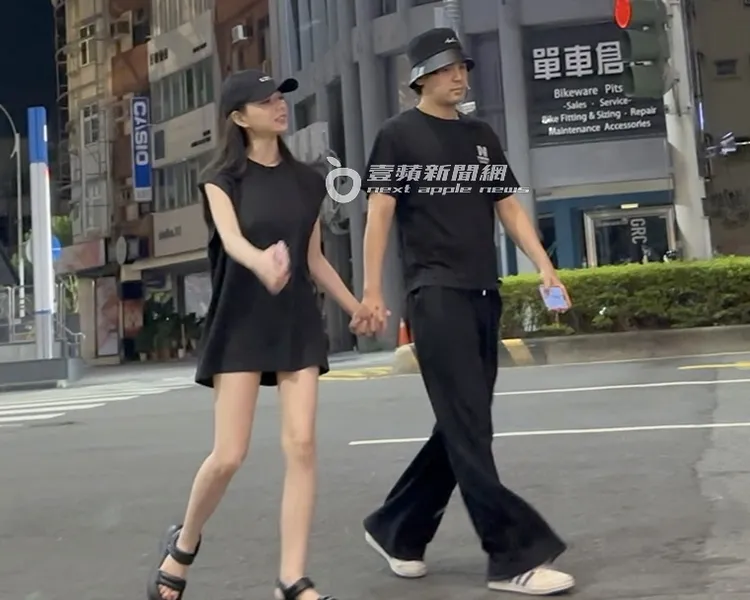 啾啾和陳零九穿黑色情侶裝，一路上手牽手有說有笑。特勤中心攝