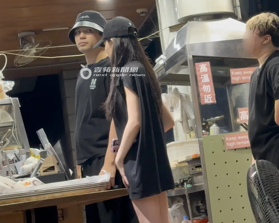 陈零九点完餐寻找座位,啾啾看著架上满满的食物十分满足。特勤中心摄