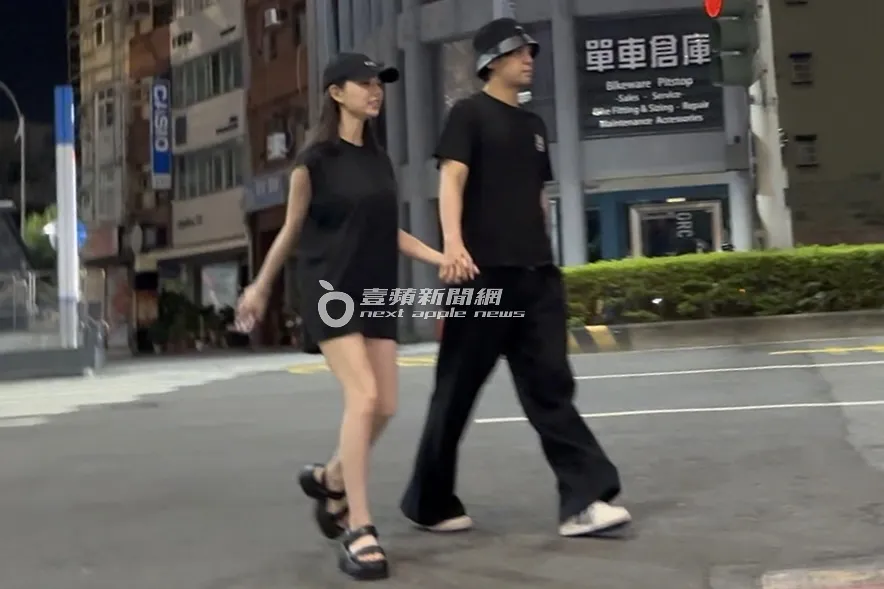 陈零九牵著下衣失踪的啾啾过马路。特勤中心摄
