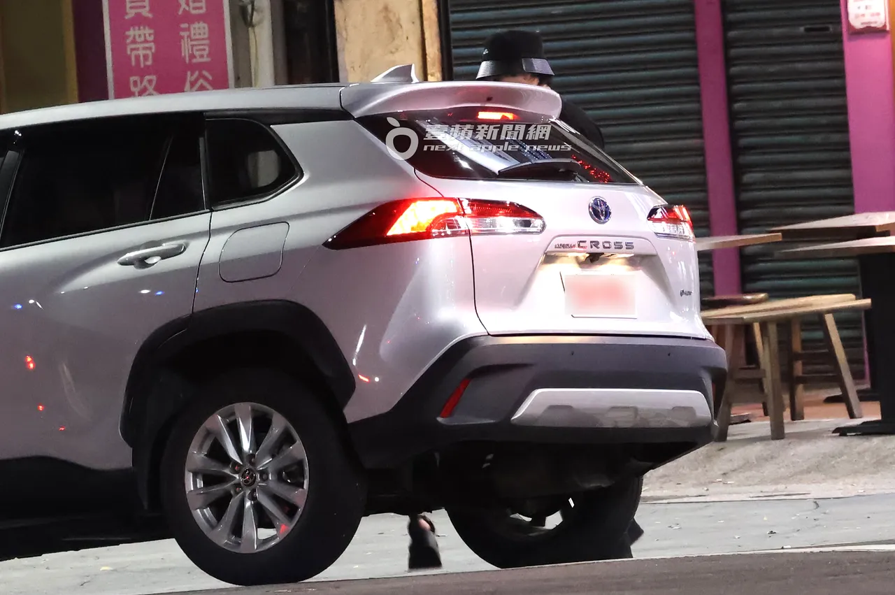 凌晨2点半,陈零九叫来多元计程车,先帮啾啾开门,一同搭车返回高雄住处。特勤中心摄