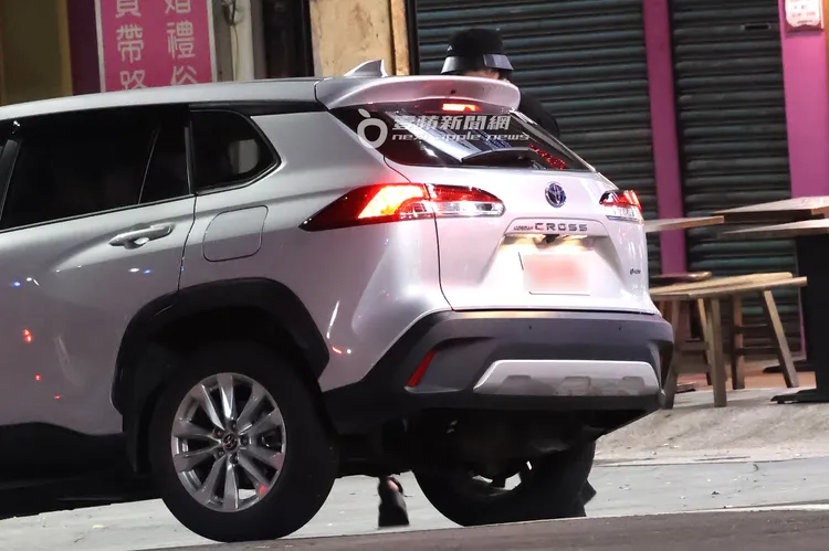 凌晨2點半，陳零九叫來多元計程車，先幫啾啾開門，一同搭車返回高雄住處。特勤中心攝