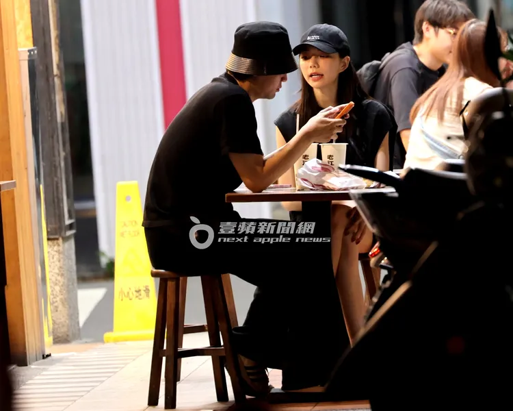 啾啾翹著腳，雙手在大腿間游移。特勤中心攝