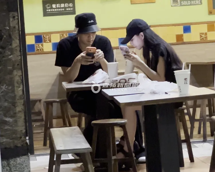 啾啾換喝陳零九的綠豆牛奶，甜蜜間接接吻。特勤中心攝