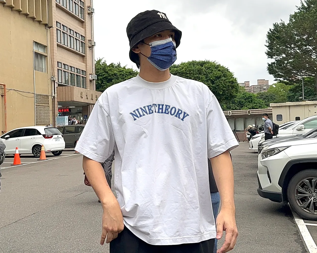 陈零九昨(27日)从高雄北上新北地院开庭应讯,趁媒体采访威廉和陈大天,未受访就开溜。特勤中心摄