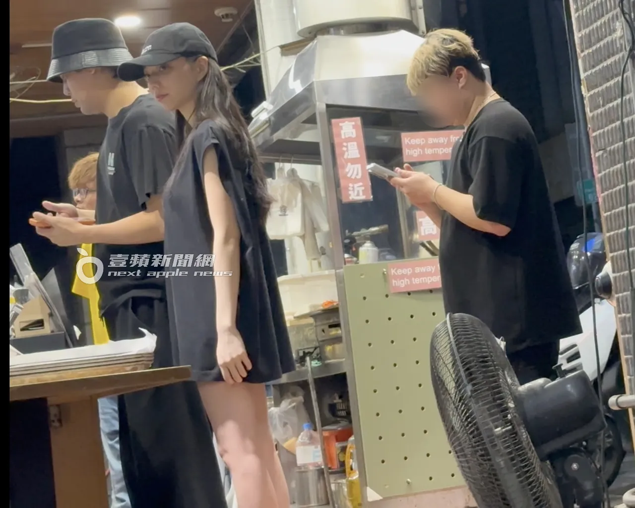 陈零九点绿豆牛奶和烤吐司,啾啾看著餐车上的甜甜圈。特勤中心摄