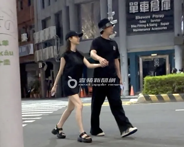 陈零九回家乡高雄,和新欢啾啾牵手散步甩来甩去。特勤中心摄