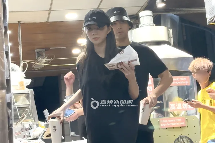 陳零九和啾啾拿著紅茶牛奶和甜甜圈找座位。特勤中心攝