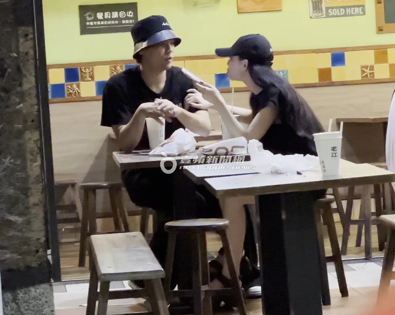 啾啾和陈零九热聊,不时肢体接触。特勤中心摄