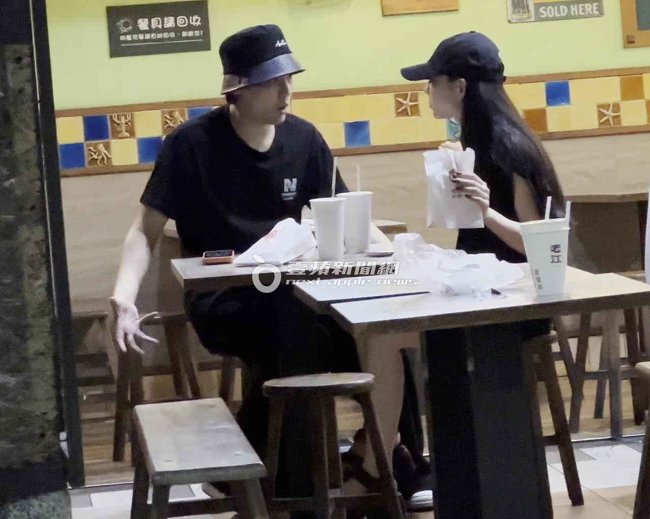 啾啾含著甜甜圈,换陈零九比手画脚开聊。特勤中心摄