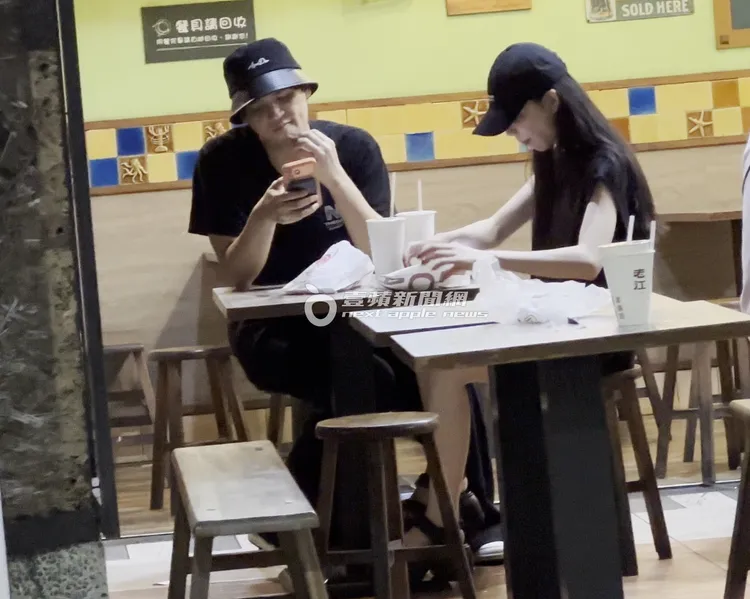 啾啾自然喝起陳零九的飲料，他不以為意抓下巴止癢。特勤中心攝