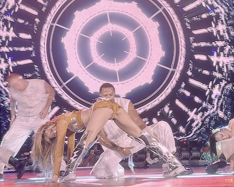 Lisa趴地狂扭辣翻。讀者提供