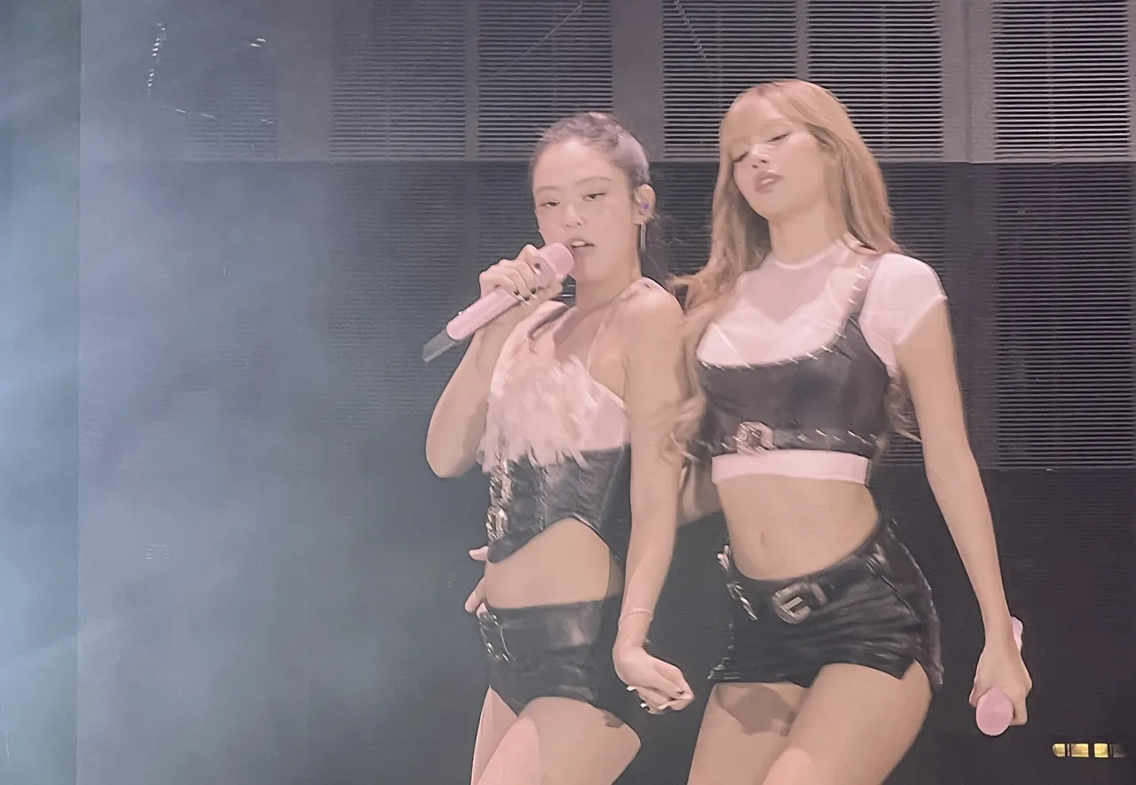 Jennie和Lisa贴身热舞。读者提供