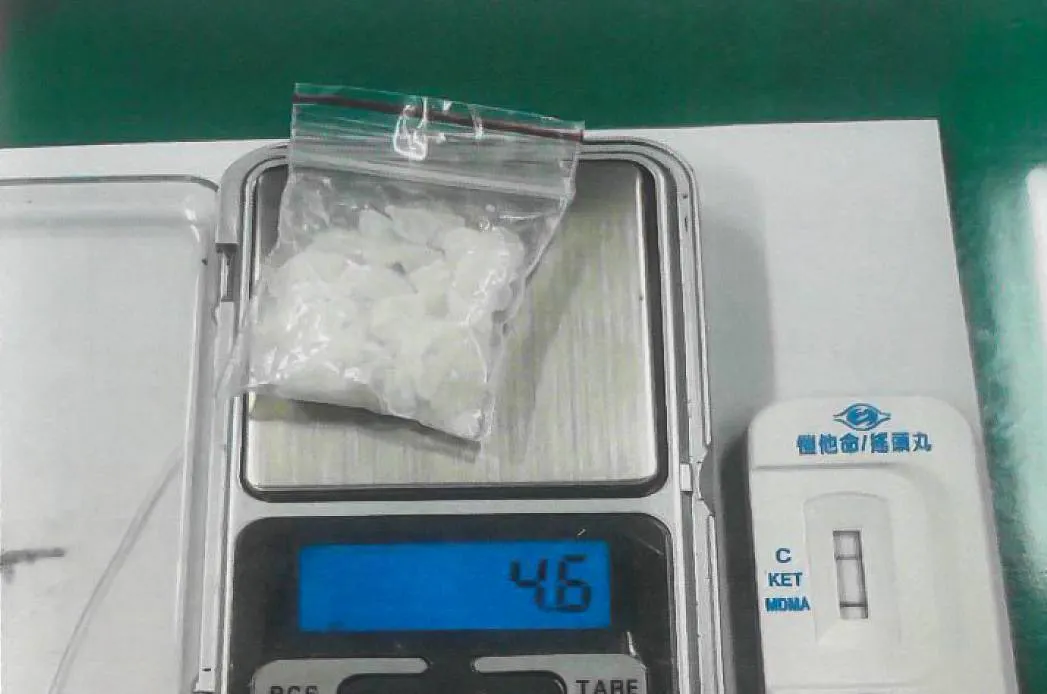 在工地上班的黄男不学好,年纪轻轻已接触毒品,因朋友未戴安全帽遭查获。翻摄画面