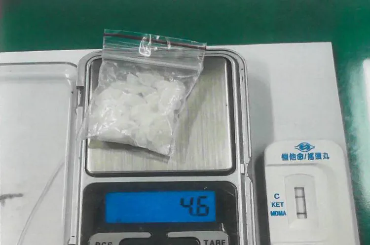 在工地上班的黃男不學好，年紀輕輕已接觸毒品，因朋友未戴安全帽遭查獲。翻攝畫面