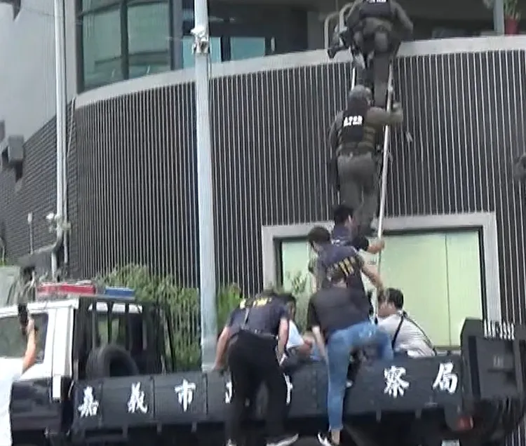 刑事局對江姓主嫌藏匿處進行攻堅。民眾提供