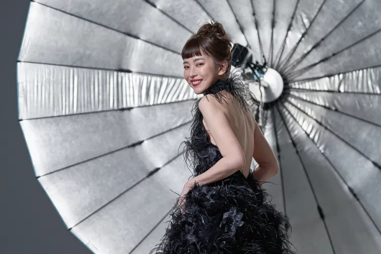 張瑋瑋是首屆「蘋果愛美獎」的愛美大使，身穿夏姿墨沫系列的黑色亮片露背禮服。彭欣偉攝